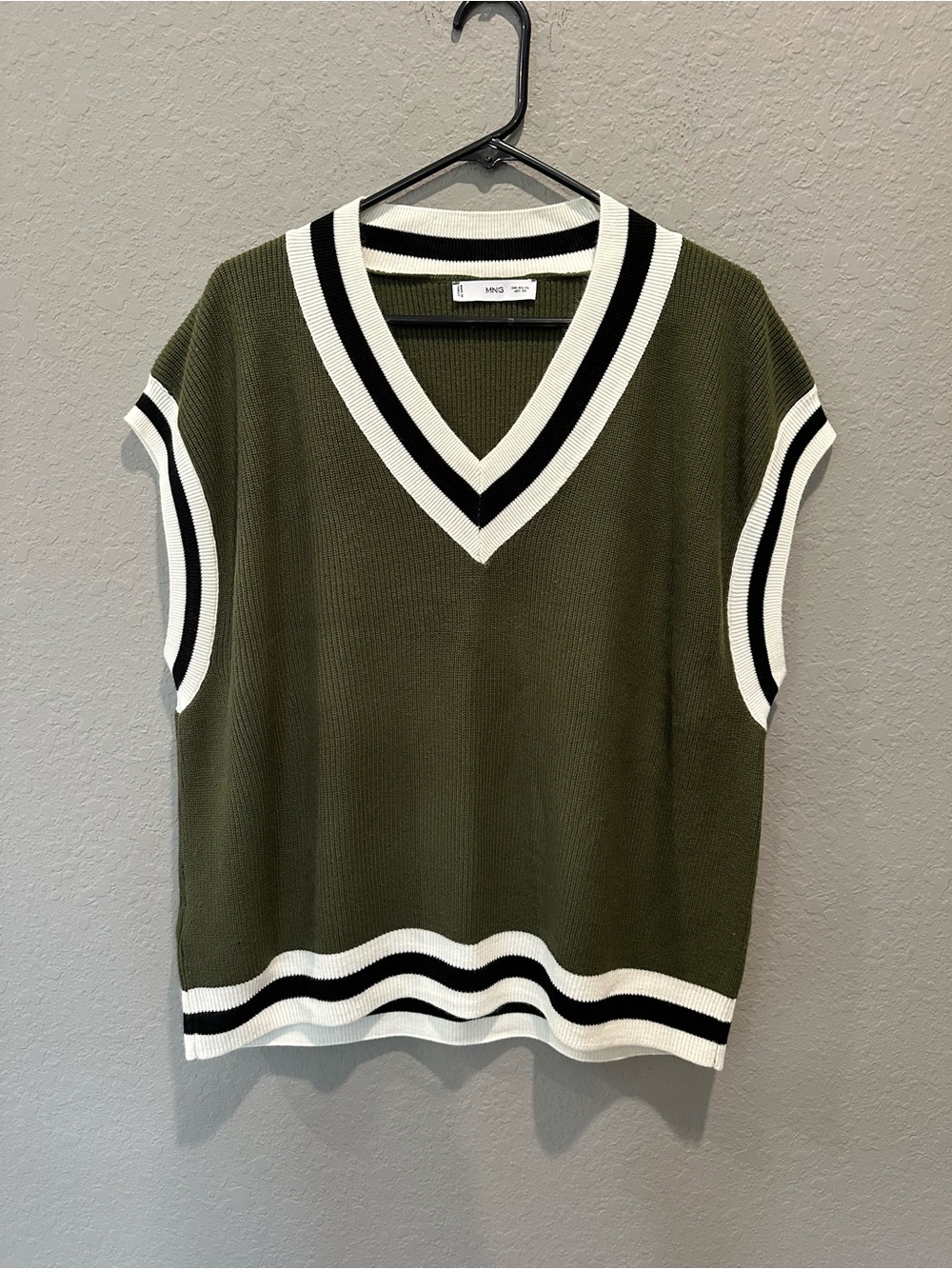 MNG V Neck Pullover Sleeveless Sweater Women’s Sz XL